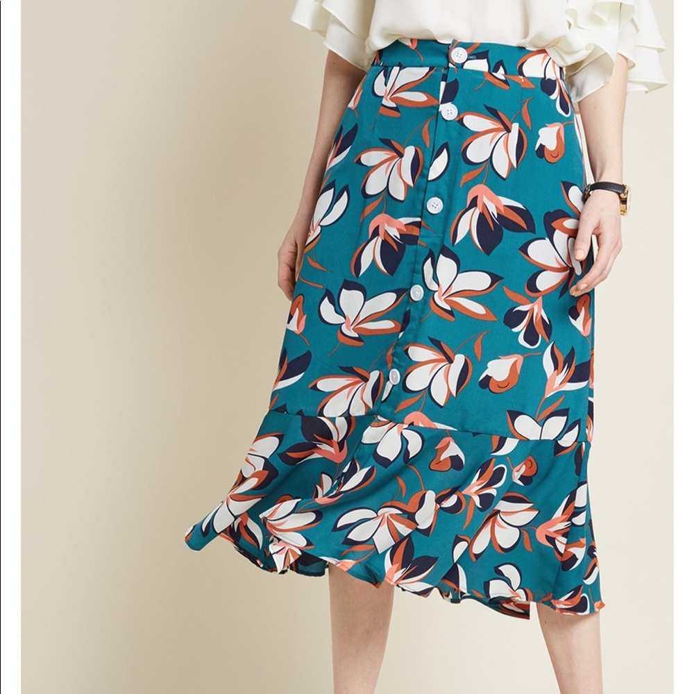 Radiant Array Ruffled A-Line Skirt in Small